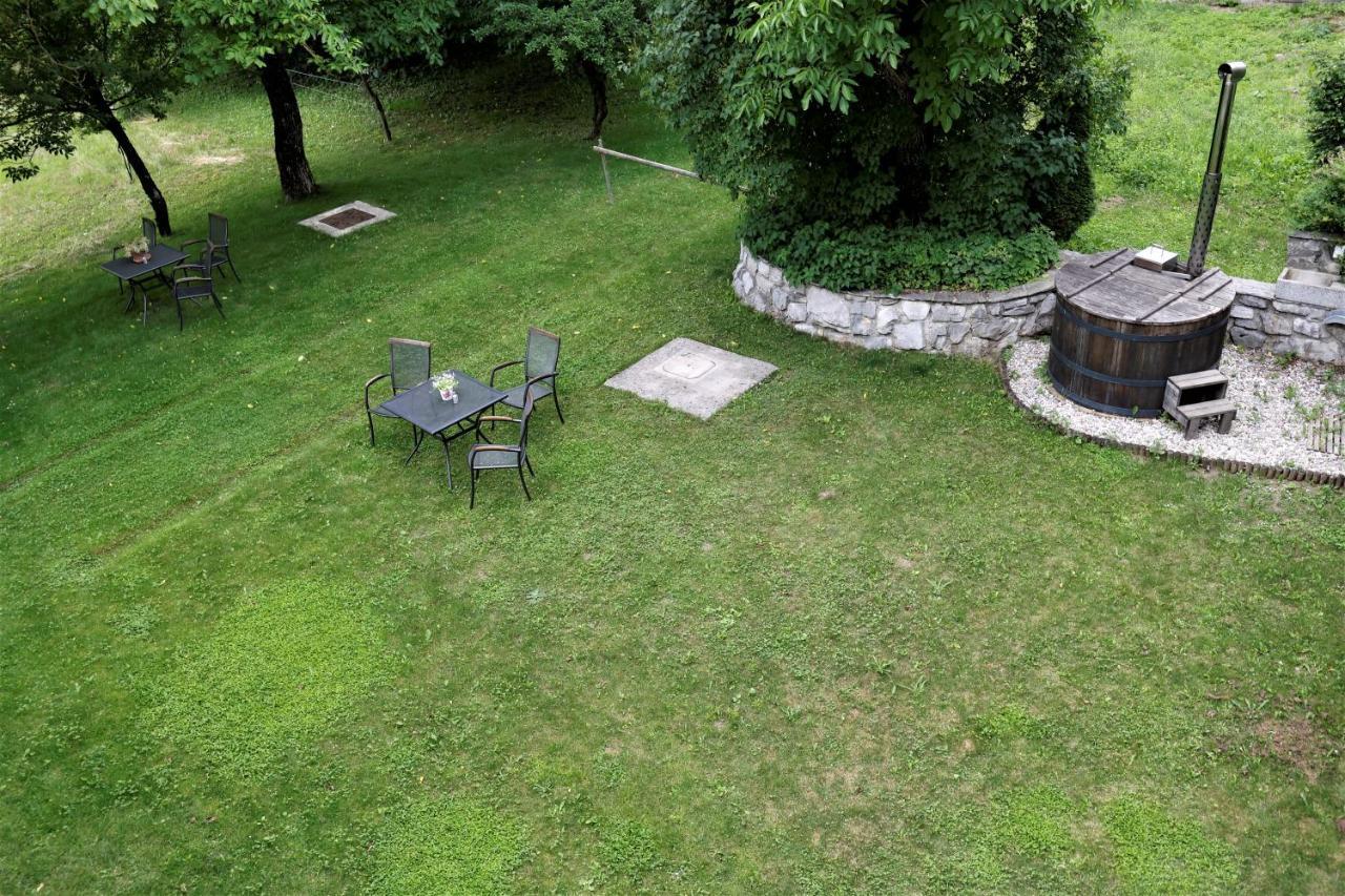 Guesthouse Idila Pod Nanosom Senozece Esterno foto