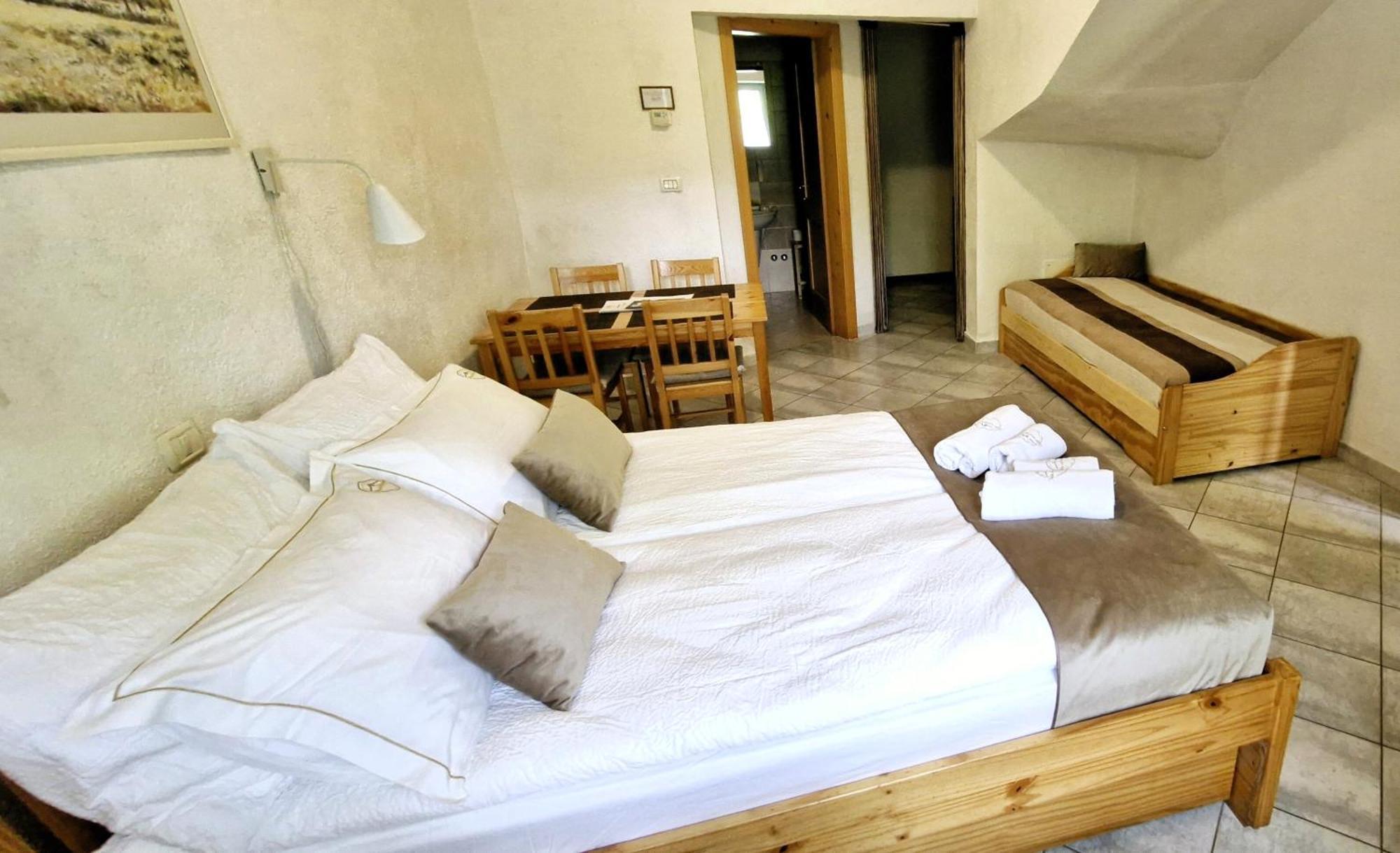 Guesthouse Idila Pod Nanosom Senozece Esterno foto